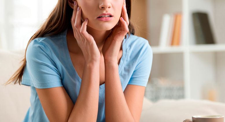 Женщина сидит с тревожным выражением лица